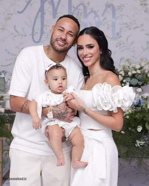 Neymar wife husband - نیمار جونیور کنار همسرش و فرزندش Neymar wife husband - نیمار جونیور کنار همسرش و فرزندش