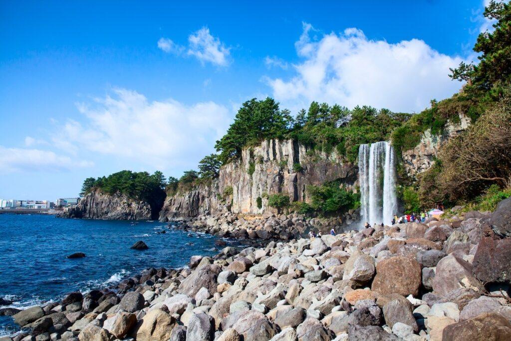 Jeongbang,Falls,With,Columnar,Joints,At,Seogwipo-si,Near,Jeju,Island, جزایر زیبای کره جنوبی