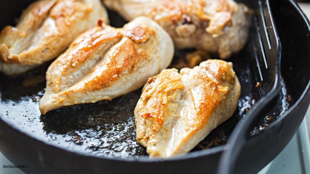 Fried,Chicken,Breasts,On,Vegetable,Oil,,Iron,Cast حرارت مستقیم برای رویه طلایی