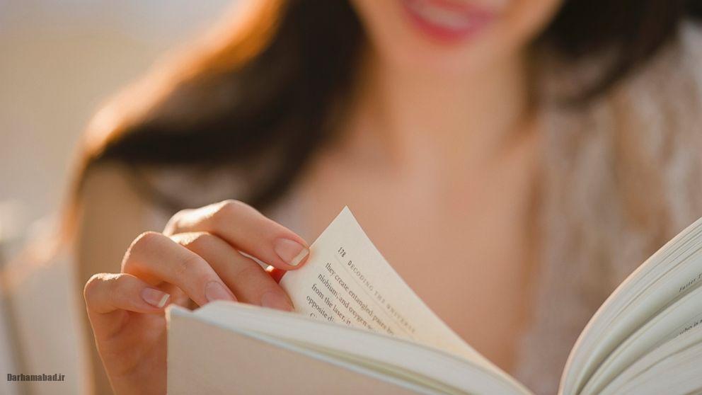 reading novels رمان
