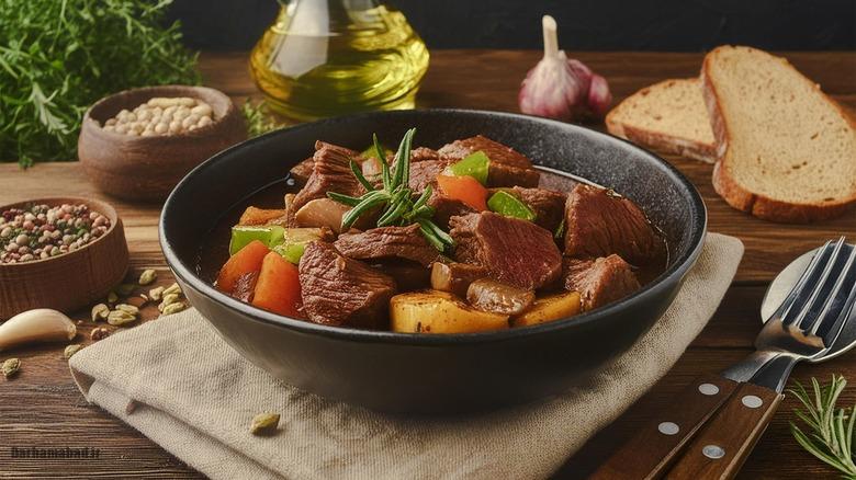 Tasty,Beef,Stew,With,Vegetables,,Placed,In,The,Center,Of پخت حرفه ای