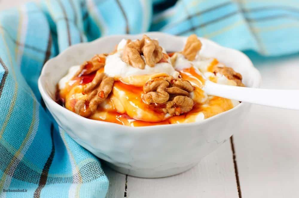Yogurt and walnuts ماست و گردو