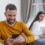 چک کردن گوشی همسر کار درستی است؟