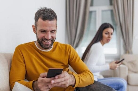 چک کردن گوشی همسر کار درستی است؟