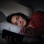 استفاده از گوشی قبل خواب چه ضرری دارد؟