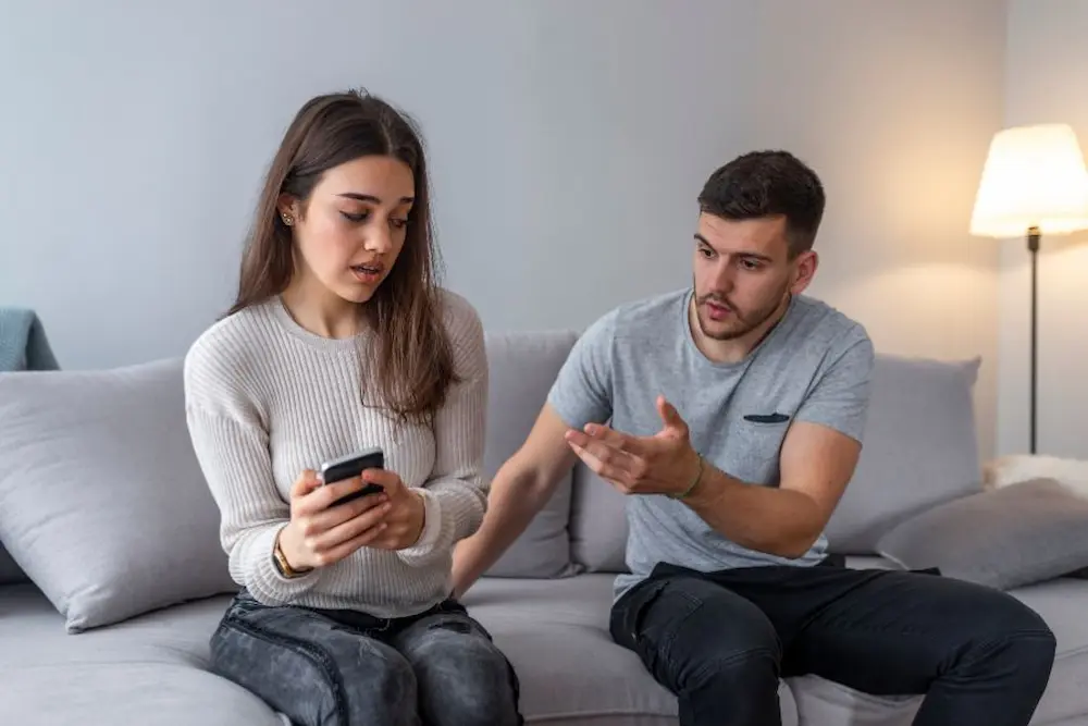 چک کردن گوشی همسر کار درستی است؟ ترس از خیانت از دلایل چک کردن گوشی همسر