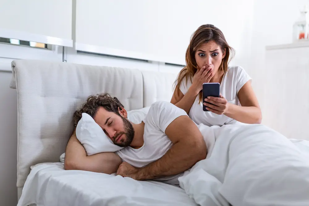 چک کردن گوشی همسر کار درستی است؟ چک کردن گوشی همسر