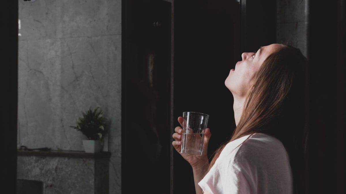 فواید نوشیدن آب ولرم به صورت ناشتا فواید نوشیدن آب ولرم به صورت ناشتا