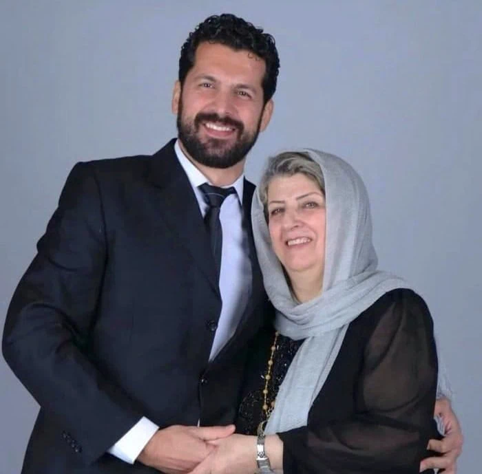 منصور نصیری در کنار مادرش منصور نصیری ، خانواده بازیگران فیلم زن و بچه