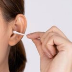 دلایلی که نباید گوش خود را با گوش پاک کن تمیز کرد