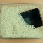 گذاشتن موبایل آب خورده در برنج
