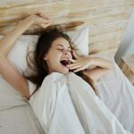 دلیل خمیازه و کش دادن بدن بعد از بیدار شدن چیست؟