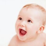 علت زبان دراوردن زبان نوزاد ها چیه و چیکار باید بکنیم؟