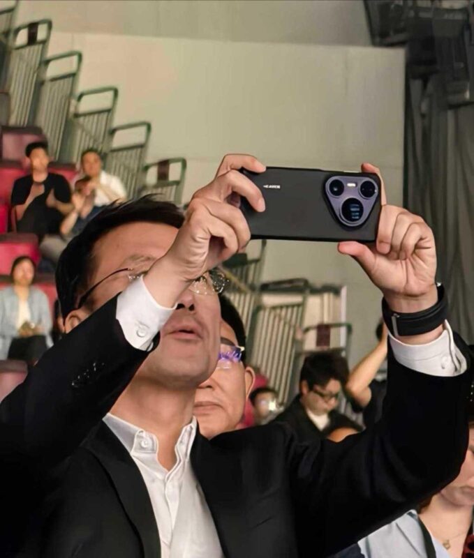 پنل پشت گوشی پیورا ۸۰ اولترا در دست مدیر هواوی