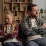 رفتارهای ناخواسته که والدین باانجام دادنشان باعث دور شدن فرزندان خود می شوند!