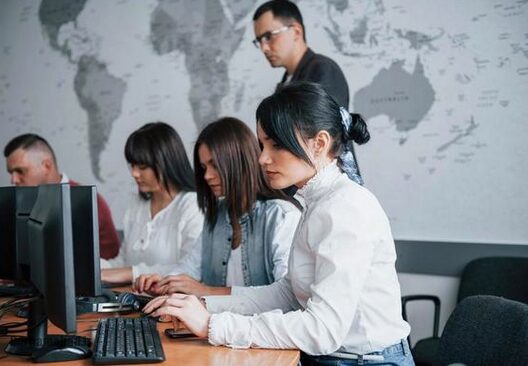 نشانه‌‌ های اینکه شغل تان دارد شما را افسرده میکند!