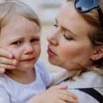 چگونه ترس کودک را مهار کنیم؟ | راهکارهای موثر مادران 