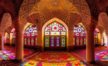 وقتی خدای واقعی پشت نقابها پنهان است؛