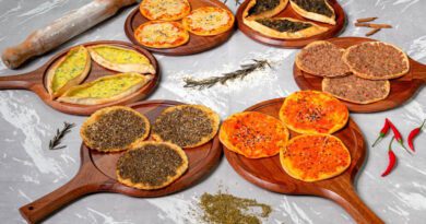 مناقیش لبنانی – نان خوشرنگ با زعتر و پنیر