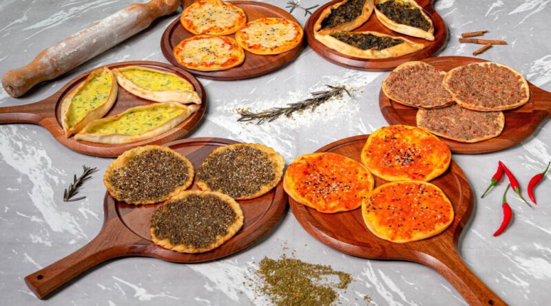 مناقیش لبنانی – نان خوشرنگ با زعتر و پنیر