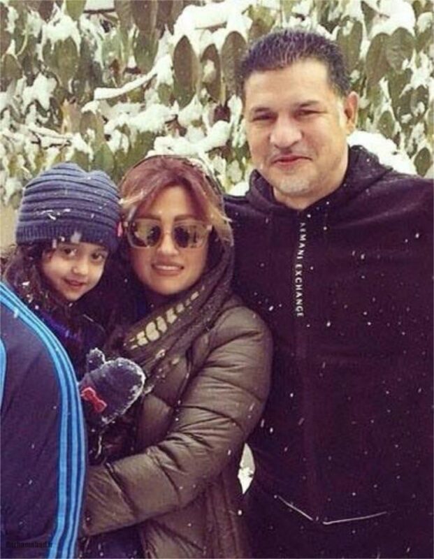 علی دایی کنار همسرش و فرزندش