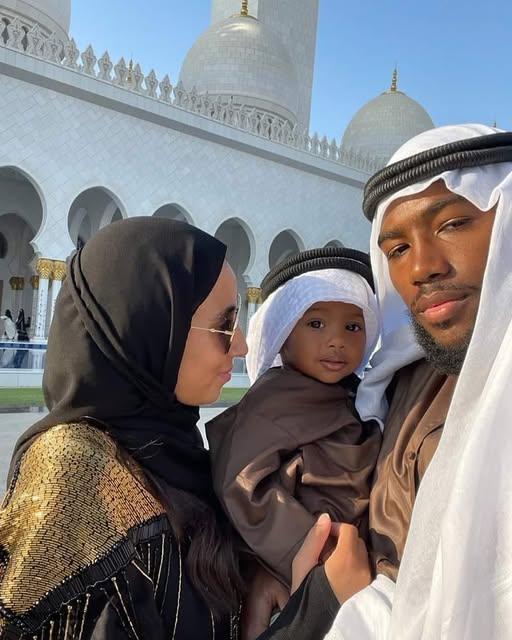 داکنز نازون و همسرش و فرزندش