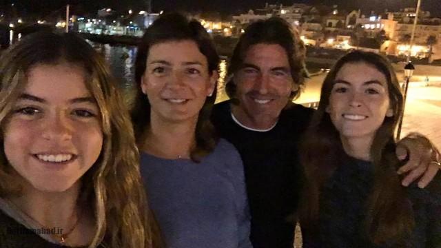 ریکاردو ساپینتو در کنار دخترانش و همسرش