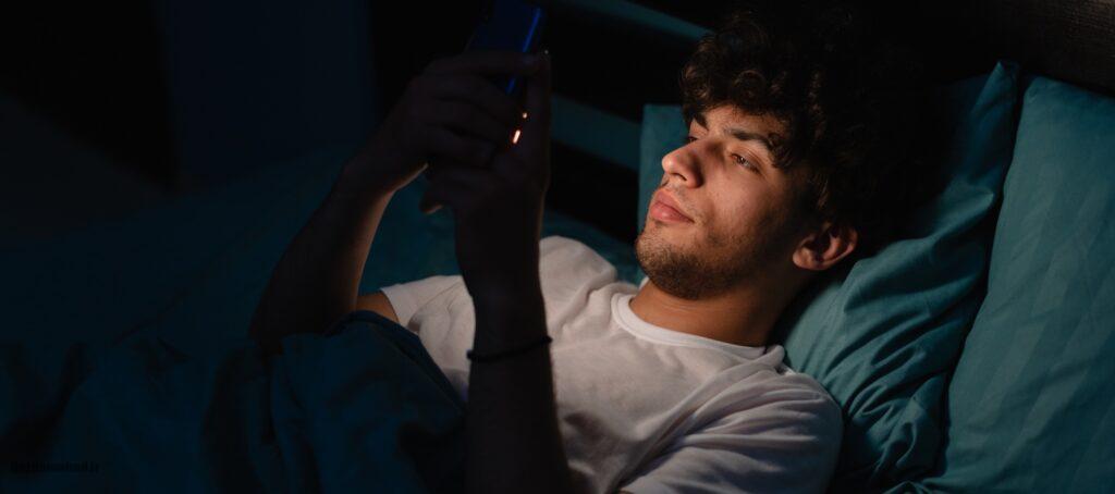 چگونه اعتیاد به تلفن همراه کیفیت خواب را کاهش میدهد؟ + راهحلها چگونه اعتیاد به تلفن همراه کیفیت خواب را کاهش میدهد؟ + راهحلها