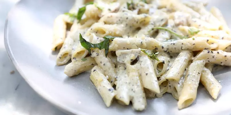 پاستا پنه با سس آلفردو و مرغ
