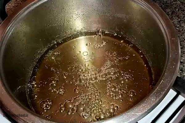 مرحله اول: آب کردن شکر برای تهیه نبات