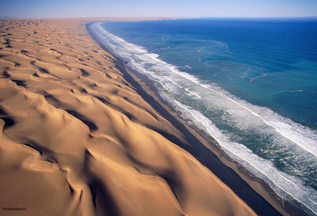 Luftaufnahme von Dünen der Namib Wüste und Küstenlandschaft, Namibia, Afrika