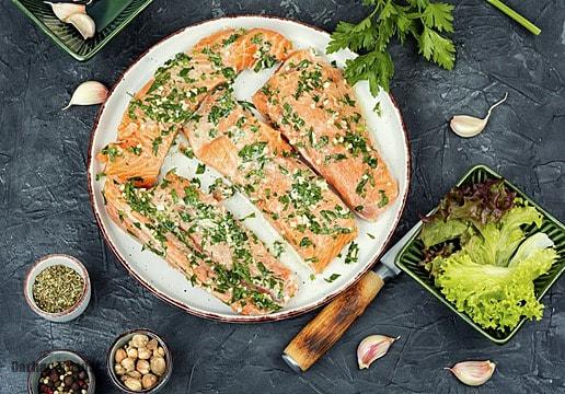 طرز تهیه خوراک ماهی قزلآلا با سس خامهای