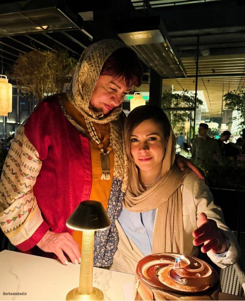 تولد شیدا خلیق کنار مادرش تولد شیدا خلیق با مادرش