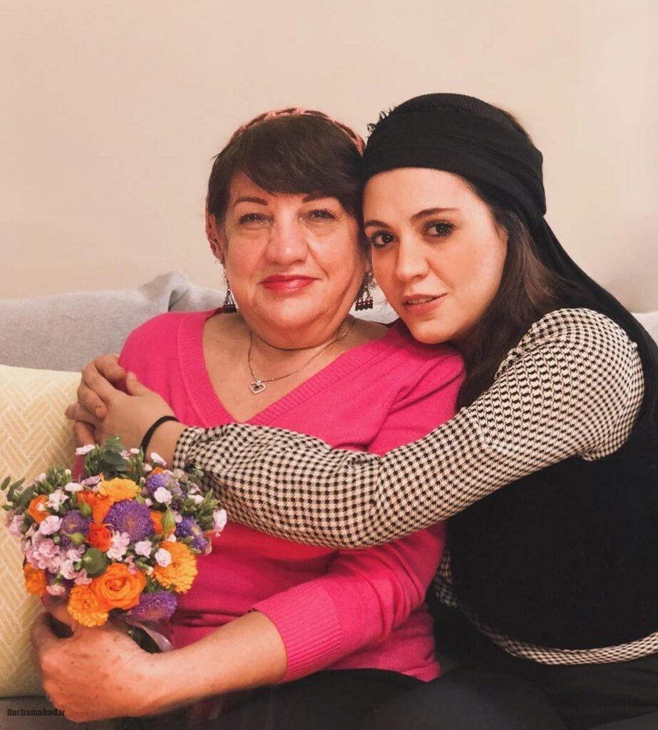 شیدا خلیق و مادرش