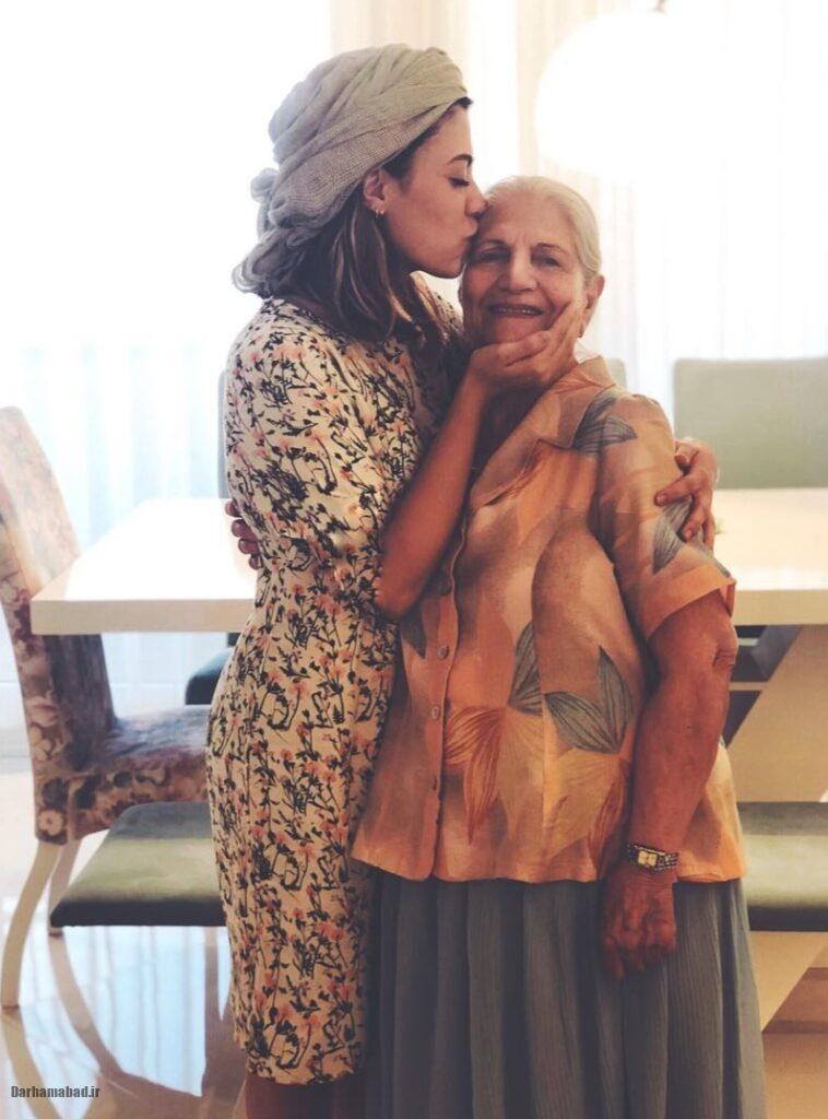 شیدا خلیق و مادر بزرگش