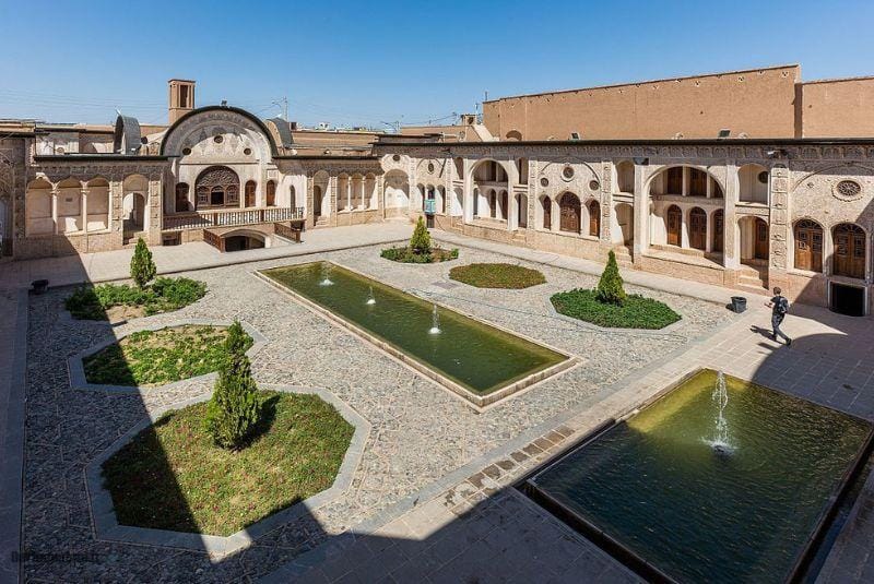 حیاط خانه طباطبایی