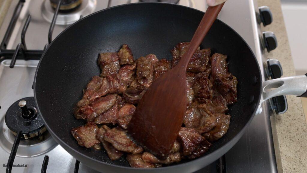 Frying onions and meat <yoastmark class=