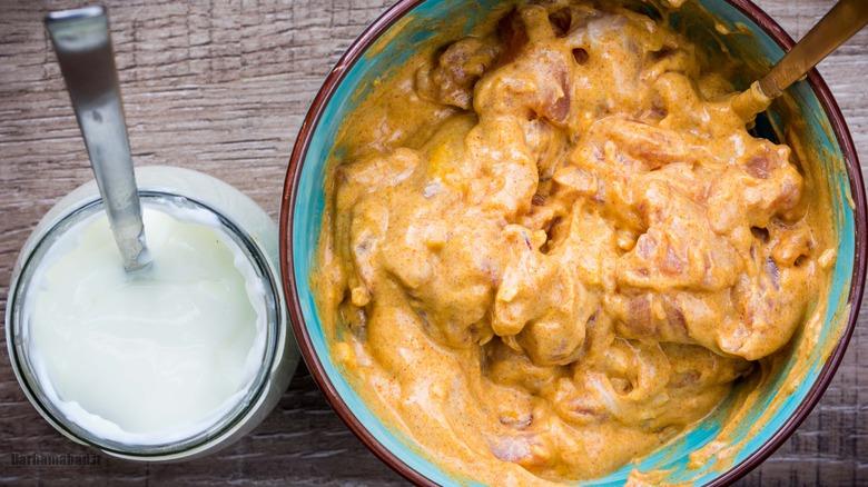 Cooking,Marinade,Of,Yoghurt,And,Spices,,Curry,,Paprika,,Turmeric,,Oriental مرینیت کردن گوشت با ماست و لیمو