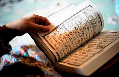 تحلیل تطبیقی جهانی بودن قرآن و مرحله‌ای بودن دعوت پیامبر اسلام(ص)