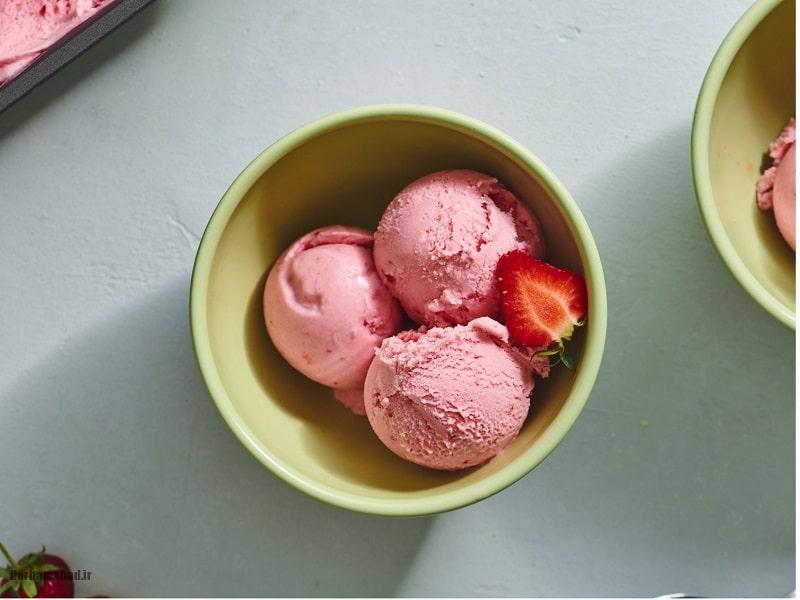 بستنی توت فرنگی بستنی توت فرنگی