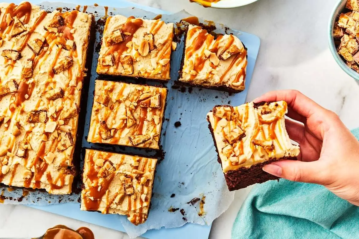 کیک اسنیکرز کیک اسنیکرز