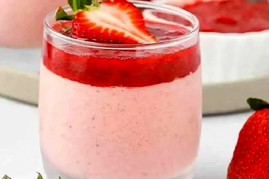 دسر پنیر و توت فرنگی