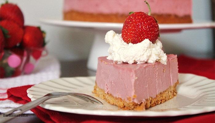 دسر پنیر و توت فرنگی
